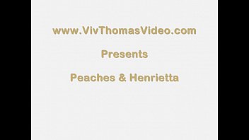 Peaches leckt ihre Freundin Henrietta