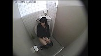 Mädchen beim Masturbieren im Badezimmer erwischt