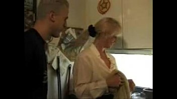 XXX Video tedesco "fatto in casa" La calda matrigna prende il figlio e il suo amico XXX