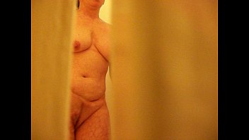 Mamá pillada masturbándose en la ducha con cámara oculta