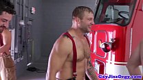 Orgia con pompiere muscoloso Colby Jansen