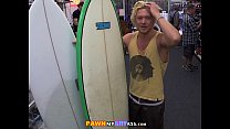 Surfeur russe frappé dans la salle de stockage