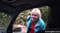 Alte Schlampe wird von einem Fremden ins Auto genagelt