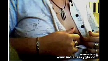 Les seins indiens de Geetha bhabhi exposent son actif devant la caméra - indiansexygfs.com