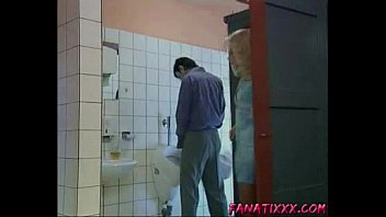 Mulher madura alemã fodida em banheiro público