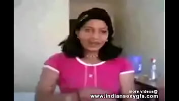 服を脱ぎ、彼女のおっぱいと猫を露出させたデジインディアンビューティー-indiansexygfs.com